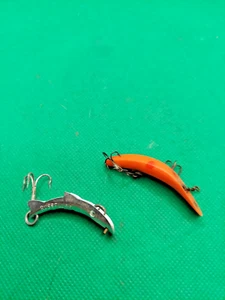 RUSSEL LURE SILVER AND A HELIN F-6 FLATFISH ORANGE/RED D - Picture 1 of 5