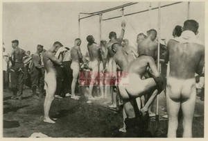 WW2 FOTO ORIGINALE NUDO TEDESCO SOLDATI NUDI NUDI BAGNO - Foto 1 di 1