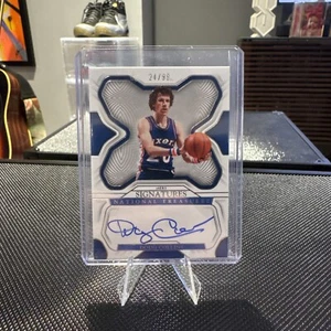 2022-23 National Treasures Signatures Autograph Doug Collins /99 On Card Auto - Bild 1 von 2