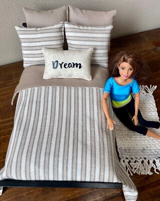 Barbie Muñeca Ropa de Cama, Almohadas, Alfombra Edredón Moda Casa de Muñecas Talla 1:6 Tamaño Foto 1 de 4