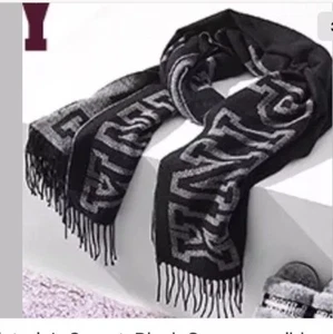 Victoria’s Secret Black Gray reversible Blanket Scarf Fall Winter 2018 Pink NEW - Picture 1 of 3
