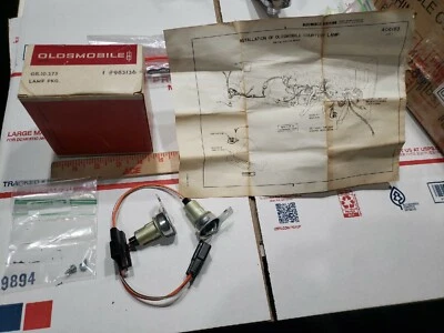 1969 – 1970 Oldsmobile NOS Courtesy Lamp Package GM # 983136 All exc. F85 Toro - Image 1 of 4