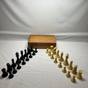 DRUEKE CHESS SET OAK DOVETAIL STORAGE BOX WITH ALL CHESS PIECES 24.2 oz VTG - Picture 1 of 24