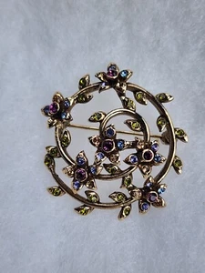 Broche prendedor floral remolino diamantes de imitación verde púrpura tono dorado MONET firmado de colección - Imagen 1 de 4