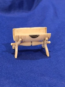 Mueble antiguo de pie de leña de hueso bovino tallado en miniatura para casa de muñecas - Imagen 1 de 8