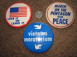DE COLECCIÓN Lote de 3 PINES DIFERENTES PAZ grandes años 60 años 70 protesta contra la guerra de Vietnam - Imagen 1 de 1