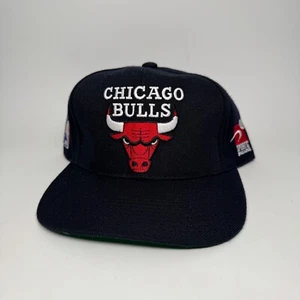 Cappello snapback vintage anni 90 Chicago Bulls Sports Specialties logo semplice nero NBA - Foto 1 di 6
