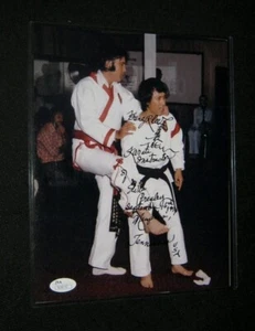 Orig Kang Rhee signiert 8x10 Elvis Presley 8. Grad Schwarzgürtel Testfoto JSA #4 - Bild 1 von 2