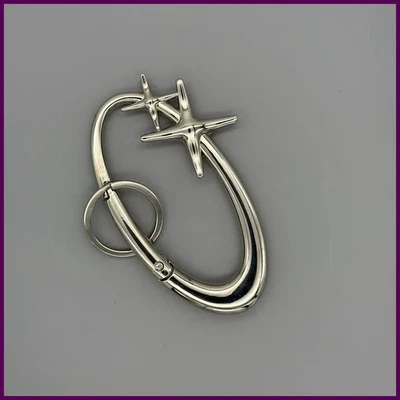 Chaveiro Y2K estrela punk oval ícone essencial mosquetão em forma de machado - Imagem 1 de 4