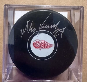 Mike Vernon Signed Detroit Red Wings Logo Hockey Puck - (SCHWARTZ COA) - Picture 1 of 2