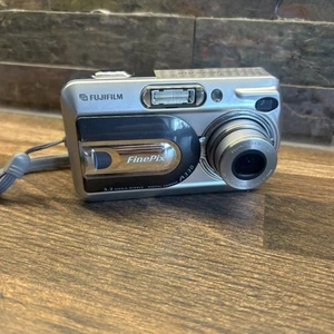 Fujifilm Digital Camera FinePix A330 3.2MP Silver Tested - Picture 1 of 9