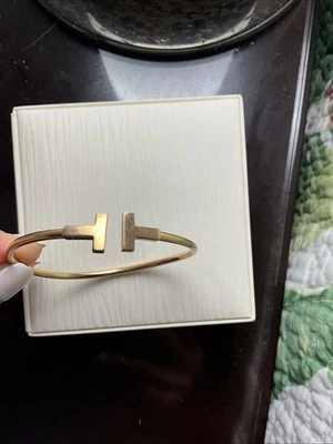 蒂芙尼 T 钢丝手链 18K 玫瑰金,小号 — 第 1/4 张图片