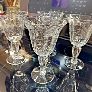 4 klare Bubble Glaskelche mit Wirbelstiel - schön für Wasser oder Wein 7,5" - Bild 1 von 15