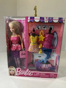 Muñeca Barbie y moda N8820 X4861 Mattel 2011 con trajes adicionales leer descripción - Imagen 1 de 19