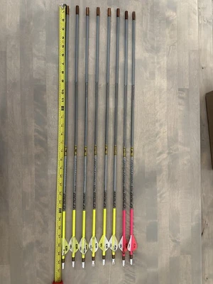 8x Used Gold Tip Air Strike 250 Spine 30.75 Length Fletched Arrows - Image 1 of 3
