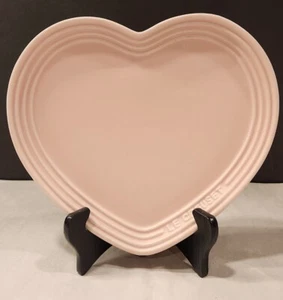 Le Creuset Matte SUGAR PINK 9"w Heart Stoneware Plate Wedding Valentine Love NWT - Picture 1 of 6