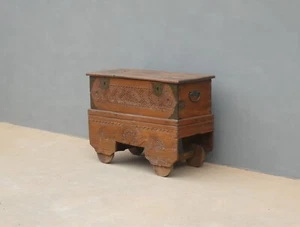 Cassapanca intagliata carro baule con ruote in legno esotico, '900 - L 110 cm! - Foto 1 di 16