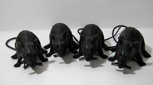 Vintage Menge 4 Halloween Gummi Quietsch Ratten Requisite Figuren - siehe Video - - Bild 1 von 3