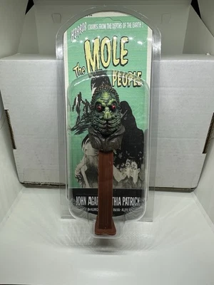 Universal Monsters Hecho a Medida Retro Coleccionable Homenaje The Mole People Foto 1 de 4