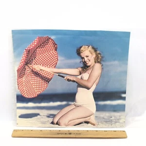 MARILYN MONROE Calendario Ritaglio Marilyn Sulla Spiaggia Con Ombrellone Luglio - Foto 1 di 3