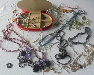 20 x Halsketten Konvolut verschieden Designs,Größen,Farben Schmuckkästchen 11 - Bild 1 von 11