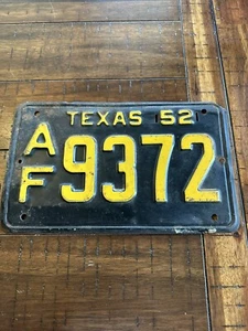 1952 Texas Passenger License Plate Original Paint Man Cave Garage Bar AF 9372 - Picture 1 of 3