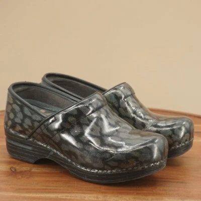 Zuecos de enfermería Dansko XP para mujer zapatos estampado animal iridiscente 36EU - 5,5US Foto 1 de 4