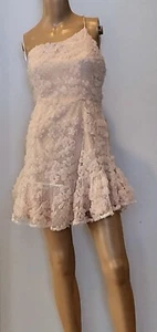 Neu mit Etikett Selfie Leslie Minikleid mokka/cremefarben, eine Schulter, Rüschen Spitze Gr. S - Bild 1 von 13