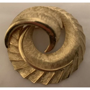 Vintage Coro Brooch Gold Tone pin - Picture 1 of 6