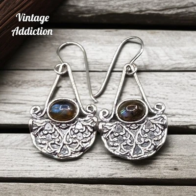 Pendientes colgantes de péndulo intrincados de labradorita esterlina Didae Israel de 1,5" Foto 1 de 4