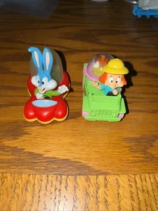 Lote de 2 juguetes McDonalds Tiny Toon 1992 Bugs Bunny baloncesto y Elmyra con conejo - Imagen 1 de 3