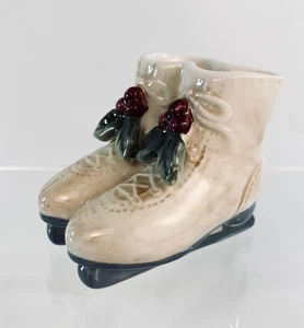 Mini patines de hielo navideños con soporte para palillo de dientes con Holly Cerámica 2" - Imagen 1 de 6