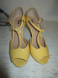 Tacones amarillos Fioni para mujer, talla 7,5 de 4" de cuero sintético, en buen estado - Imagen 1 de 5