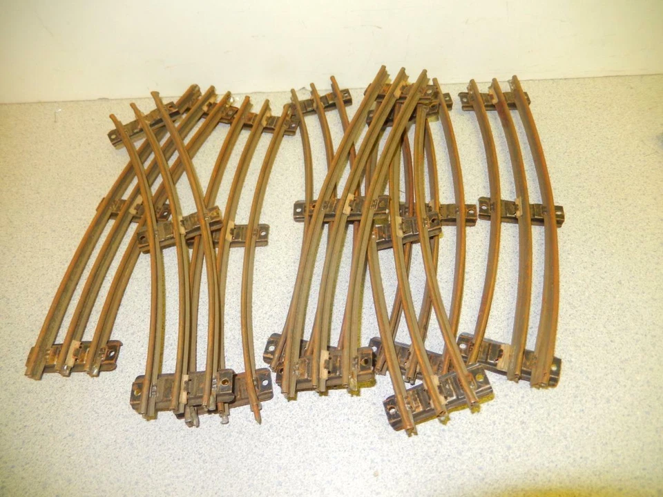 LIONEL POST-WAR - 8 'O' GAUGE CURVED TRACK - POOR -- - Image 1 of 1