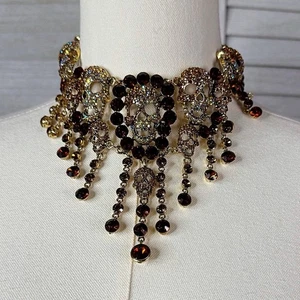 Natasha Couture Gold und Braun Totenkopf Chandelier Halskette Gold & Braun. Neu mit Etikett - Bild 1 von 6