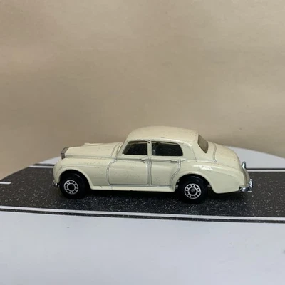 火柴盒劳斯莱斯银云轿车米色/奶油色 1985 年 #44 1: 64 近乎完好 — 第 1/4 张图片