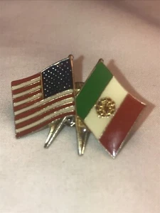 Bandera americana cruzada con bandera mexicana. 1 3/8” - Imagen 1 de 6