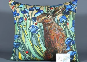 ALMOHADA DECORATIVA ENTRE EL BOSQUE Y LA LIEBRE MARINA E IRIS AZUL Estampado Gicele 18" - Imagen 1 de 2