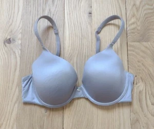 Victoria's Secret 34C Gris Forrado Cobertura Perfecta Contorno UW Camiseta Sujetador Usado en Excelente Condición - Imagen 1 de 3