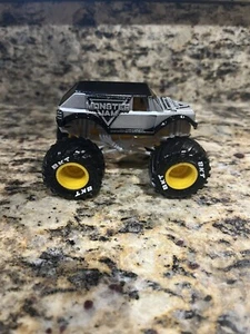 Spin Master Monster Jam Arena Favorite Stunt Truck New - Picture 1 of 5