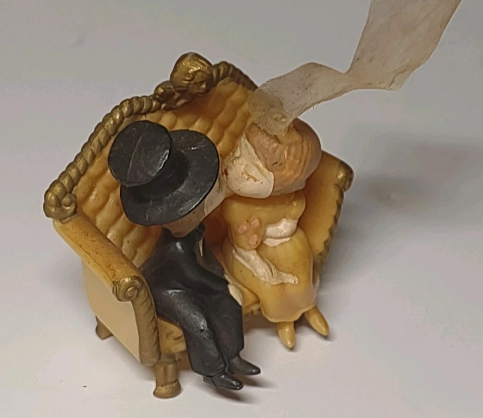 Decoración de pastel de boda Wilton 1975 novia y novio besándose en pastel decoración de pastel vintage Foto 1 de 4