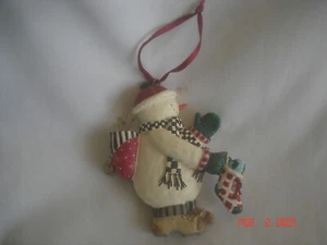 Süßer Vintage SIGNIERTER DEBBIE MUMM SCHNEEMANN mit STRUMPF WEIHNACHTSSCHMUCK - Bild 1 von 7