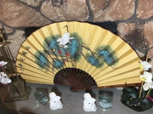 Vintage 30”x56” Orientalischer Fächer mit weißen Kranichen & Bonsai in Zuchtform auf Gold-BG - Bild 1 von 12