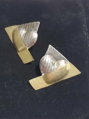 PENDIENTES CORAZÓN MARTILLADOS ARTESANALES HECHOS A MANO EN TONO PLATA ESTERLINA Y ORO MODERNISTAS Foto 1 de 4