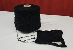 Cono de hilo negro Boop Boucle RicRac 1250 YPP. Heavy Worsted. Voluminoso.  - Imagen 1 de 4