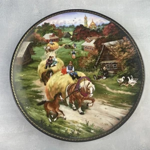 Assiette porcelaine décorative BYLINY "le retour des récoltes" 1990 Ø ~19,5cm - Imagen 1 de 3