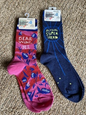 Conjunto de 2 calcetines azules Q para mujer Dear Wine Yes & Actual Super Hero nuevos con etiquetas Foto 1 de 4