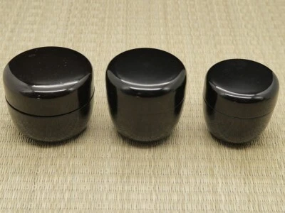Carrito de té de madera de laca japonesa Black Natsume 2 EA y un pequeño Natsume de resina Foto 1 de 4
