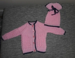 NEU!! HANDGESTRICKTE Mütze Baby Mädchen Cardigan & Ananasstil 0-6 Monate - Bild 1 von 3