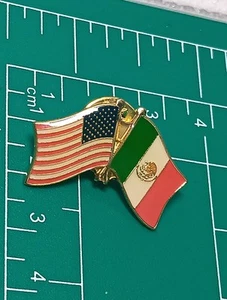 USA and Mexico Crossed Friendship Flag Lapel Pin Excellent Condition - Picture 1 of 3